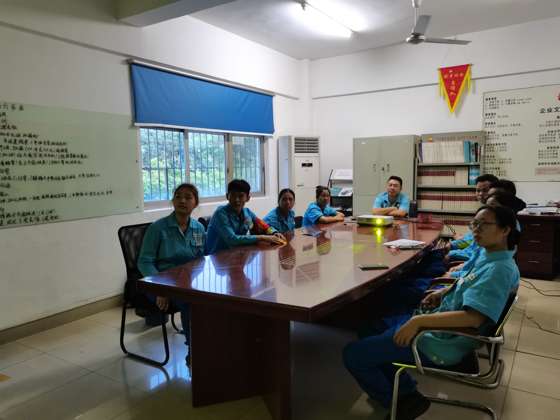 凱興加油站負(fù)責(zé)人劉琪召開加油站服務(wù)案例專項(xiàng)培訓(xùn)會(huì)