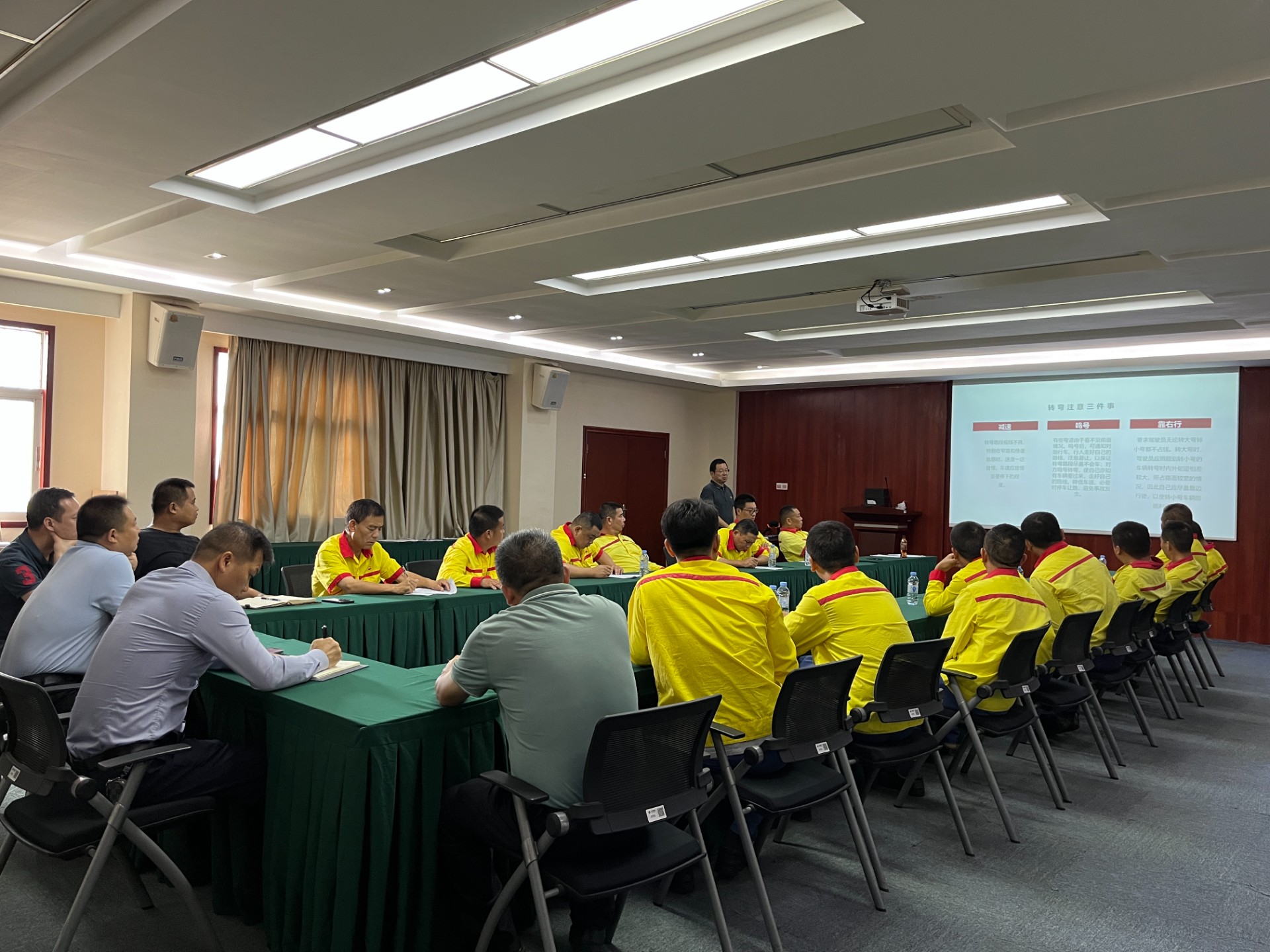 運輸事業(yè)部召開防預(yù)性駕駛培訓會議